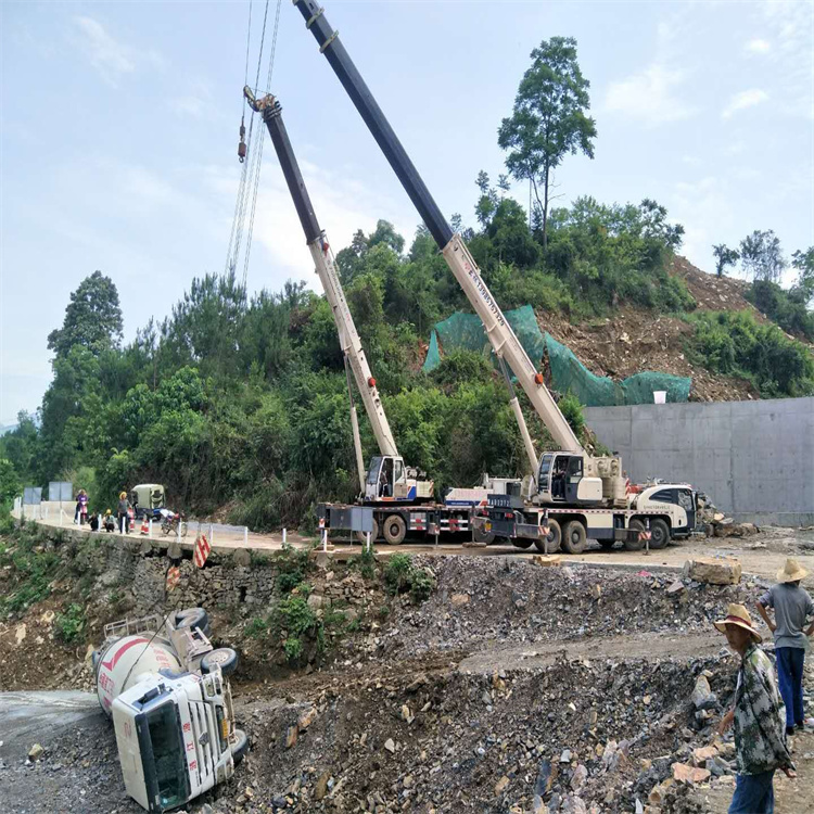 富顺汽车掉沟里叫吊车救援要多少钱